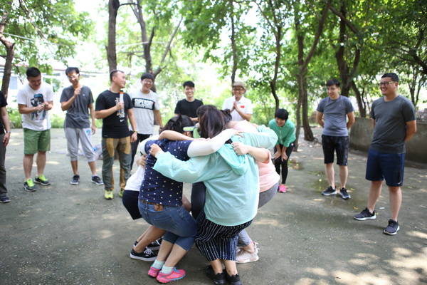 穿针引线团建,穿针引线团建小游戏